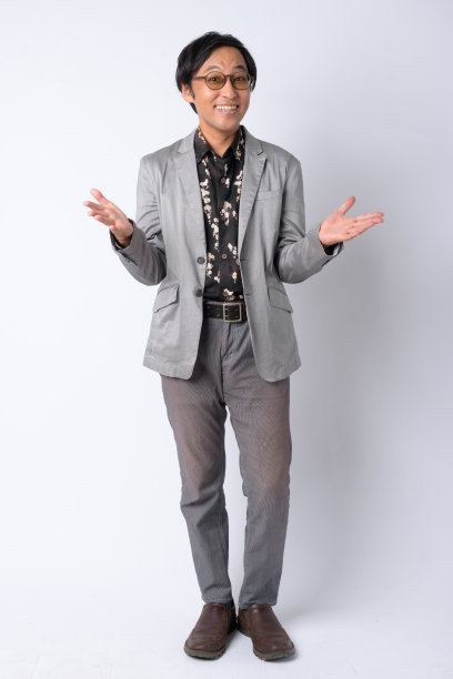 全身的照片，快乐的日本商人举起手臂图片下载