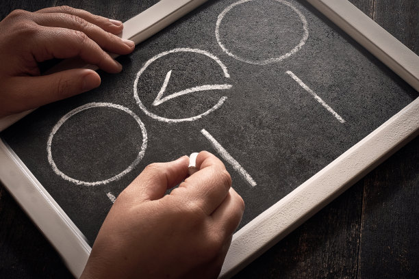 黑板上有复选框。手写作。黑暗的背景。图片下载