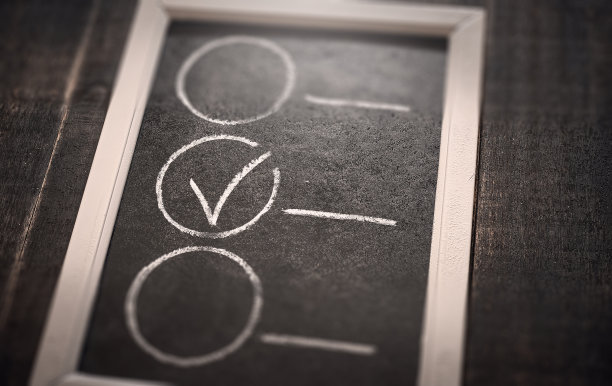 黑板上有复选框。手写作。黑暗的背景。图片下载