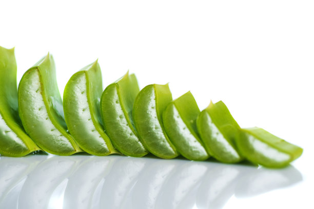 白色背景上的芦荟叶子和芦荟凝胶片。芦荟是一种非常有用的护肤和护发的草药。图片下载