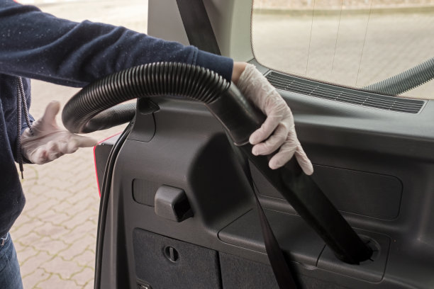 戴着白手套的女人用手打扫车厢图片下载