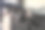 戴着白手套的女人用手打扫车厢图片下载