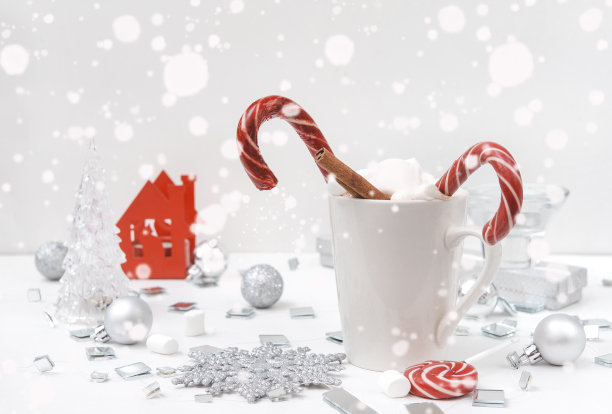 一杯热巧克力，可可加棉花糖，肉桂和棒棒糖，银球，雪花，透明圣诞树，圣诞装饰图片下载