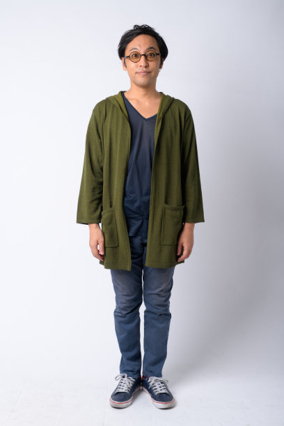 白色背景下的日本男子的全身照片图片下载