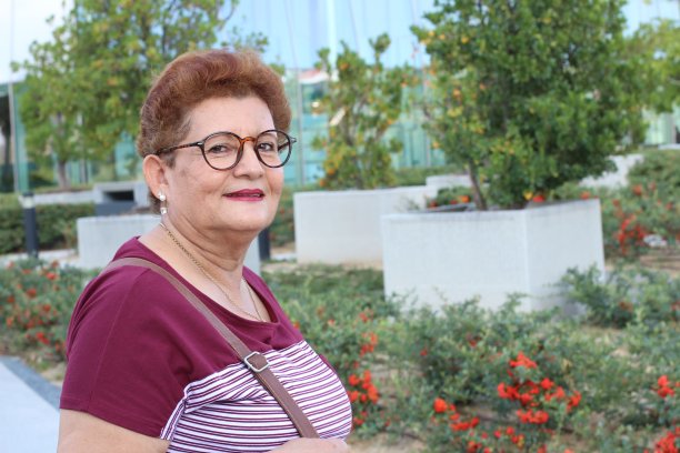 少数民族的祖母看着相机图片下载