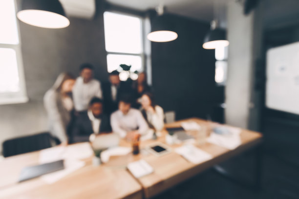 商务团队在会议室，模糊的背景图片下载