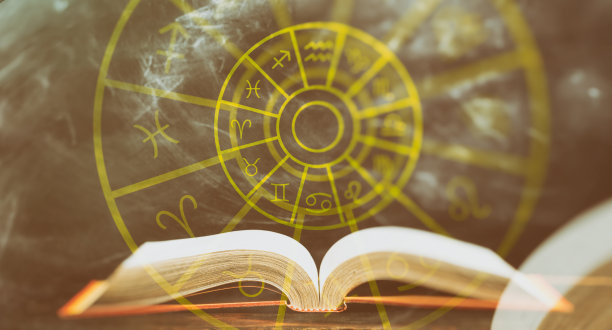 十二星座设置在一本打开的书，抽象的背景。图片下载