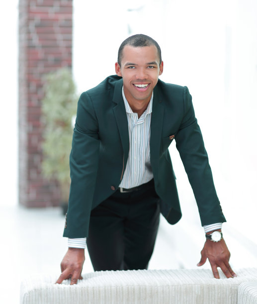 年轻的商人自信地展望未来。有拷贝空间的照片。图片下载