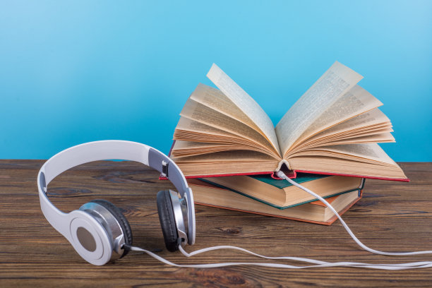 耳机插在一本打开的书里。图片下载