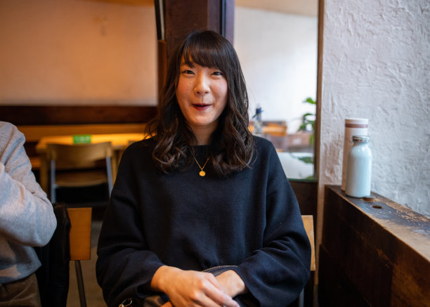 年轻女子在咖啡厅休息的肖像图片下载