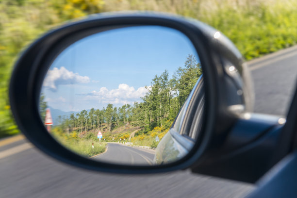美丽的风景和山在托斯卡纳透过汽车镜，意大利图片下载