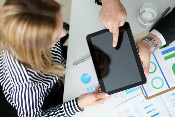 商业伙伴讨论合同条款图片下载