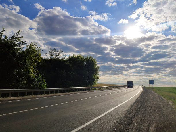 卡车在乡村的柏油路上行驶图片下载