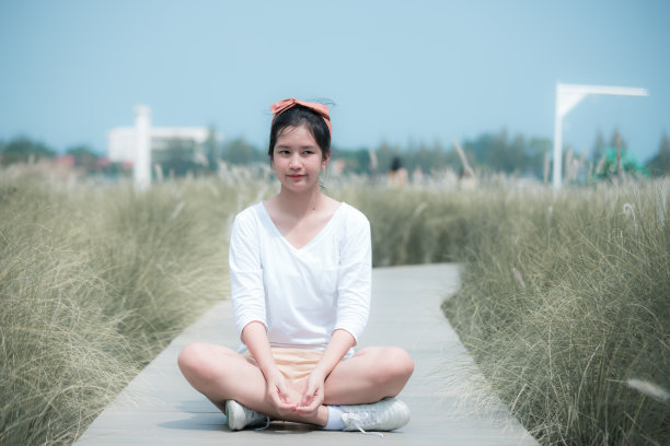 描绘年轻的亚洲女孩。图片下载