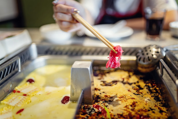 吃火锅的快乐少妇图片下载