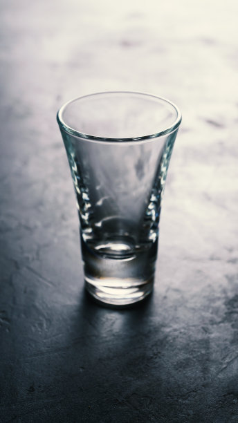 啤酒瓶，透明玻璃，灰色背景，红酒酒瓶，咖啡豆，咖啡豆图片下载