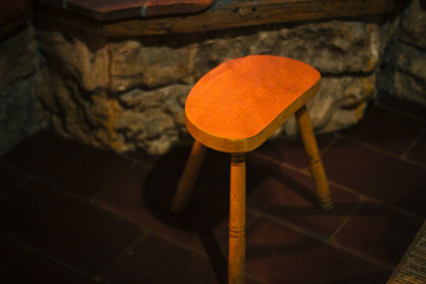 的凳子上图片下载