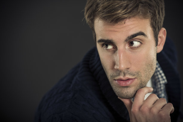 年轻英俊的男人图片下载