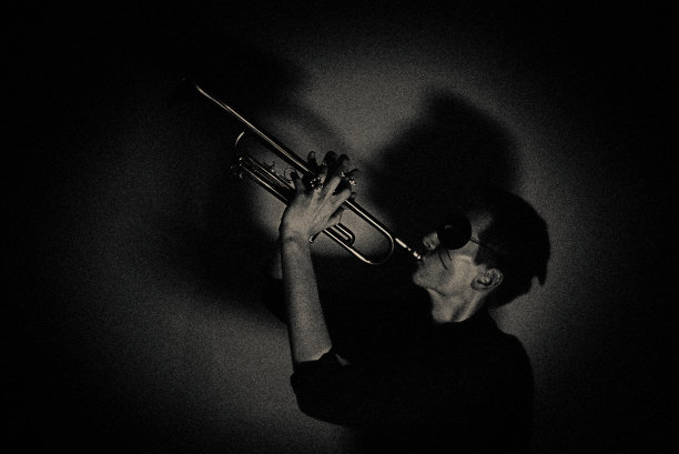 爵士俱乐部的小号演奏家图片下载