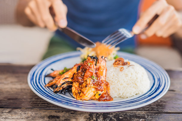 将烤对虾或新鲜的烤虾收起来，用米饭烹制海鲜。巴厘岛的厨房图片下载