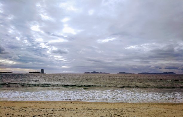 西班牙加利西亚市维戈市附近的萨米尔海滩上的Cies和Toralla群岛。图片下载