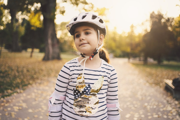 秋天的一个小女孩的画像图片下载