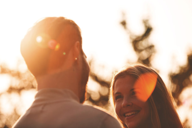 户外夫妇交谈图片下载