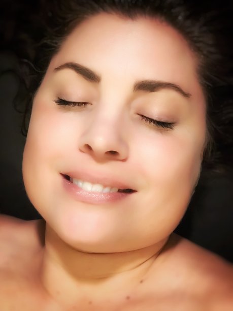 近距离放松或幸福美丽的女人与容光焕发的皮肤图片下载