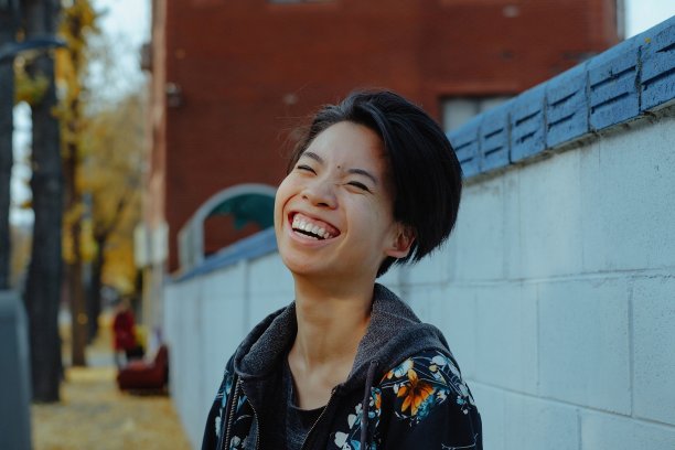 一个中国女人走在街上图片下载