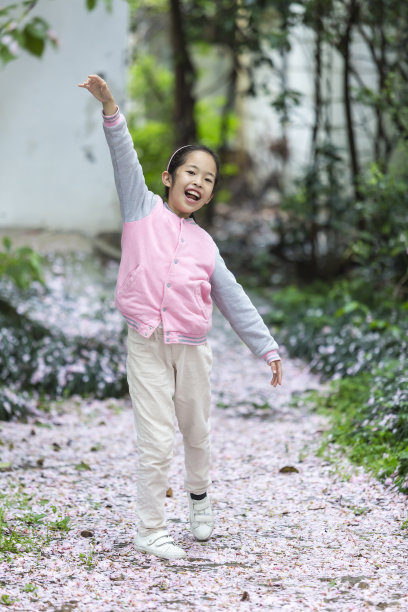 女孩跳舞。图片下载