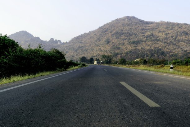 城外沿运河和山区的乡村道路。图片下载