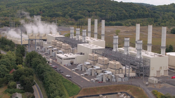 天线:使用天然气发电的现代电站设施图片下载