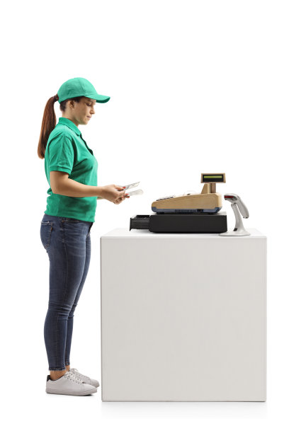 在收银机前数钱的女职员图片下载