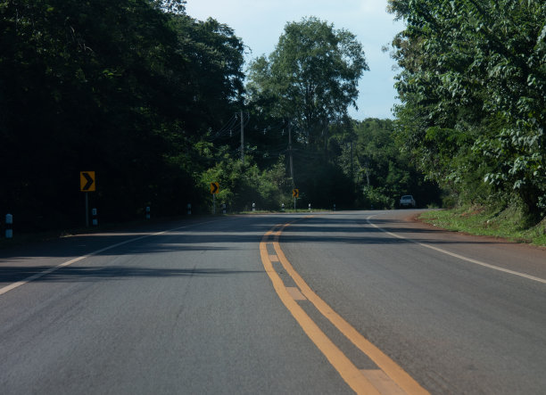 郊区的柏油路，前面有右弯。图片下载