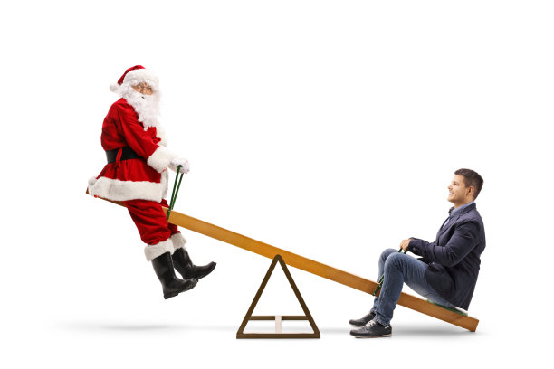 圣诞老人和一个微笑的年轻人在玩跷跷板图片下载