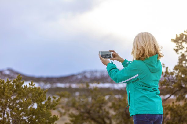 成熟的成年金发女性户外冒险的乐趣旅行在一个雪天图片下载