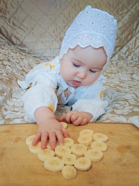 婴儿和香蕉图片下载