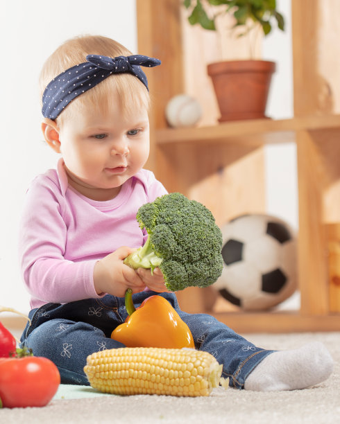 小女孩用花椰菜图片下载