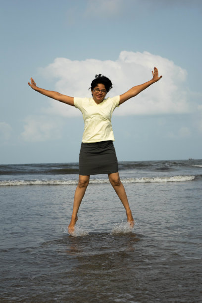 在海滩上跳跃图片下载