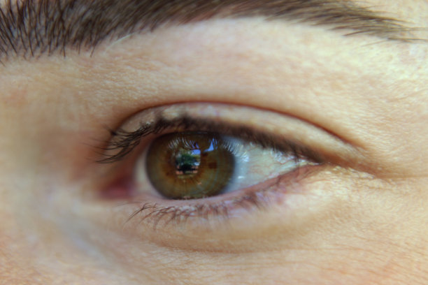 闭上淡褐色的眼睛图片下载