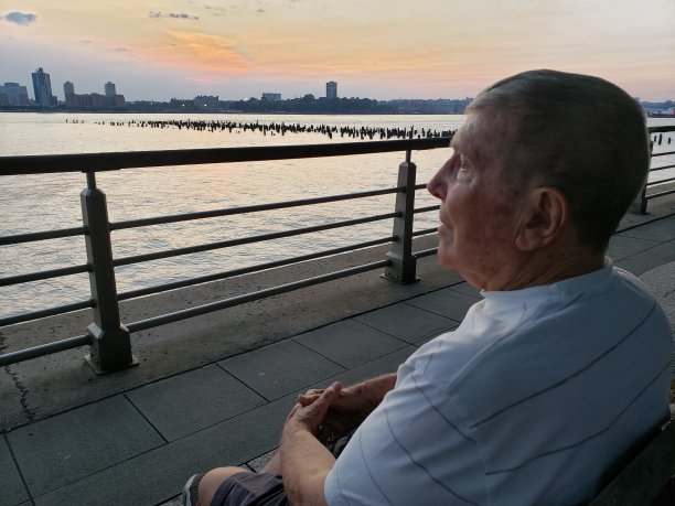 看着夕阳和河流的人图片下载