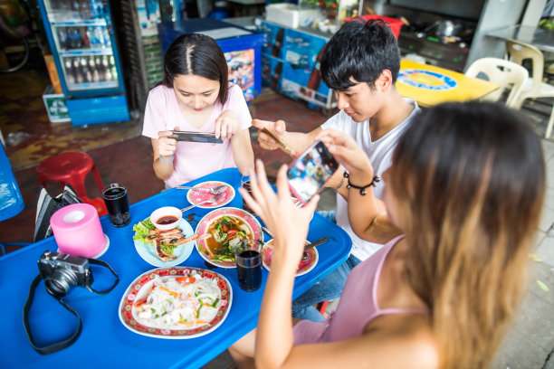 亚洲朋友品尝曼谷街头小吃图片下载