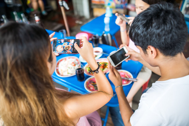 亚洲朋友品尝曼谷街头小吃图片下载