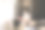 一位亚洲华裔女性在旅行前在房间里打包她的纪念品行李图片下载