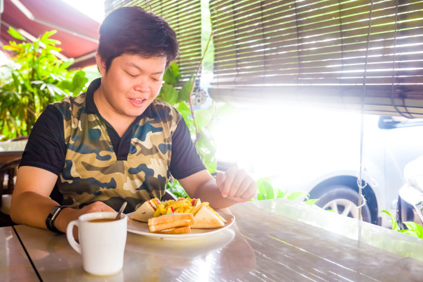 人们在咖啡馆吃早餐图片下载