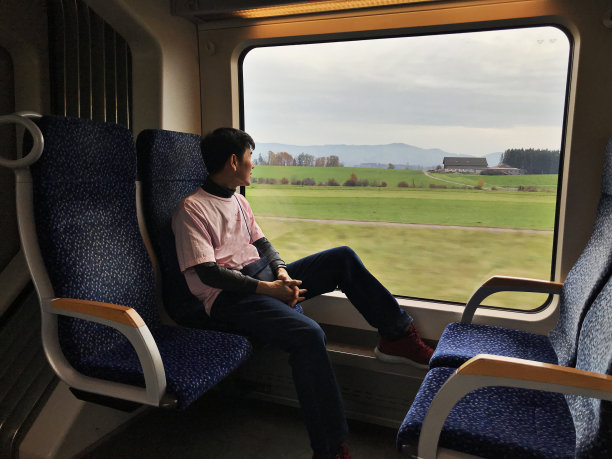 一名泰国男子乘坐从萨尔茨堡到奥地利哈尔斯塔特的火车。图片下载