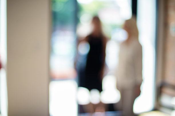 不关注商业背景的成年职场女性图片下载