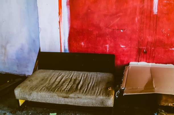 靠墙的空椅子图片下载