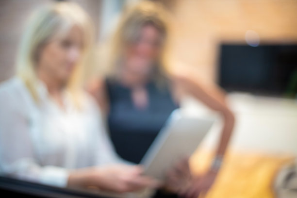 不关注商业背景的成年职场女性图片下载