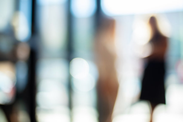 不关注商业背景的成年职场女性图片下载